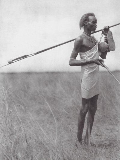 Afrika: Resande Dinka-krigare (svartvitt foto) av Hugo Adolf Bernatzik