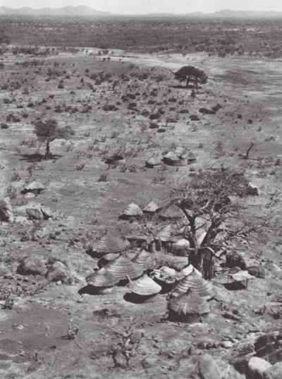Afrika: Utsikt över slätterna från Mount Talodi (svartvitt foto) av Hugo Adolf Bernatzik