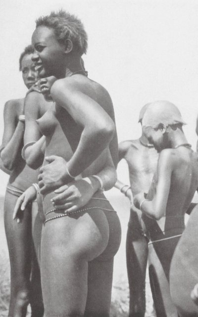 Nuer-flicka (svartvitt foto) av Hugo Adolf Bernatzik