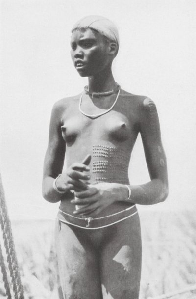 Nuer-flicka (svartvitt foto) av Hugo Adolf Bernatzik