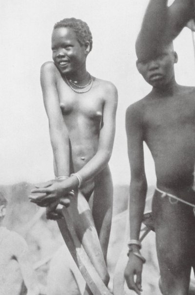 Nuer, flicka och pojke (svartvitt foto) av Hugo Adolf Bernatzik