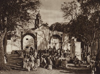 Mexiko: Amecameca, procession framför kapellet på det heliga berget (svartvitt foto) av Hugo Brehme
