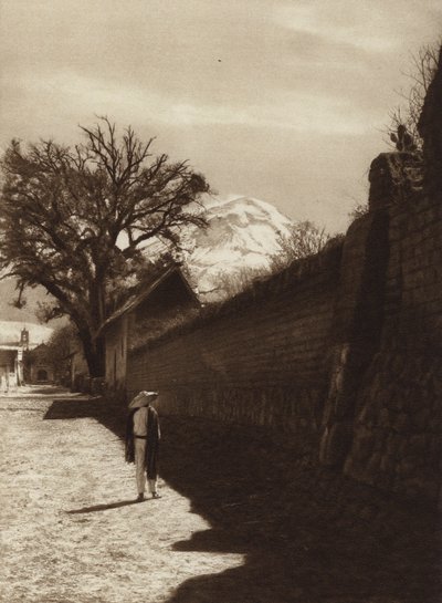 Mexiko: Gata i Amecameca med utsikt över Popocatepetl (svartvitt foto) av Hugo Brehme