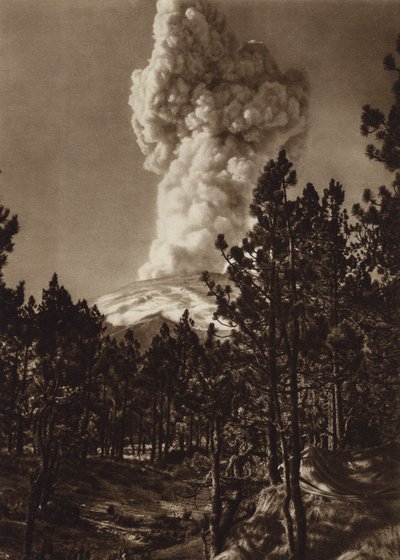 Mexiko: Popocatepetl-utbrottet, sett från Tlamacas (svartvitt foto) av Hugo Brehme