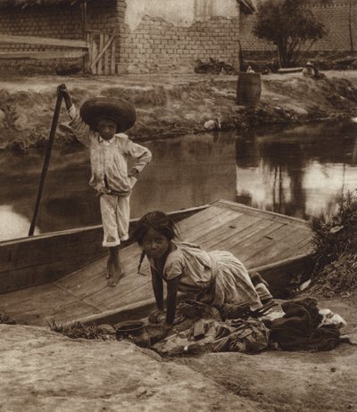 Mexiko: Ixtacalco, Barn till indianer som tvättar kläder, D F (svartvitt foto) av Hugo Brehme