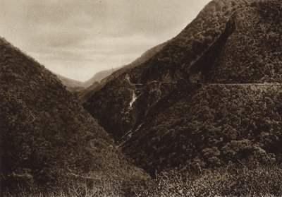 Mexiko: Las Canoas, järnvägsspår och ravinen Tamasopo (svartvitt foto) av Hugo Brehme