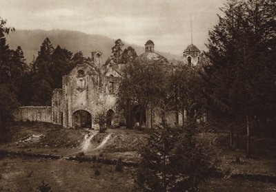 Mexiko: Klosterruin i nationalparken, Desierto de los Leones, Vy bakifrån (svartvitt foto) av Hugo Brehme