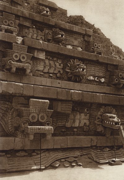 Mexiko: San Juan Teotihuacan, Stenskulpturer på västra fasaden av pyramiden Quetzalcouatl, pyramid i mitten av citadellet (svartvitt foto) av Hugo Brehme