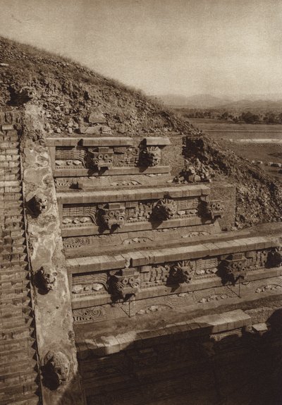 Mexiko: San Juan Teotihuacan, Stenskulpturer på västra fasaden av pyramiden Quetzalcouatl, pyramid i mitten av citadellet (svartvitt foto) av Hugo Brehme