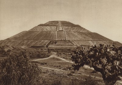 Mexiko: San Juan Teotihuacan, västra fasaden (svartvitt foto) av Hugo Brehme