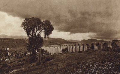 Mexiko: Gammal spansk vattenledning från Los Remedios (svartvitt foto) av Hugo Brehme