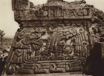 Mexiko: Xochicalco, del av pyramid med orm och hieroglyfer (svartvitt foto) av Hugo Brehme