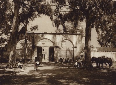Mexiko: Xochimilco, ingång till kyrkan (svartvitt foto) av Hugo Brehme