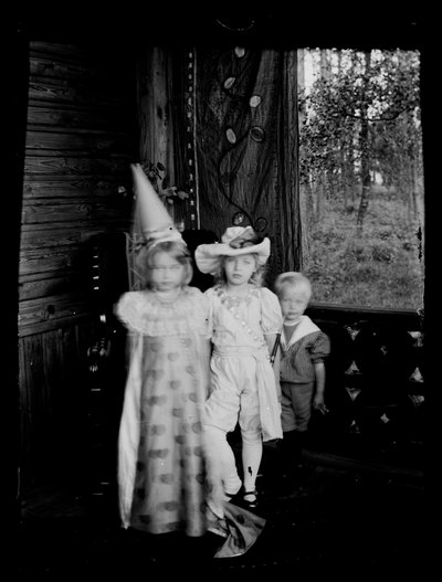 Utklädda barn på verandan till Andersins villa, barnen Gadd samt Karin och Lisa Anders av Hugo Simberg