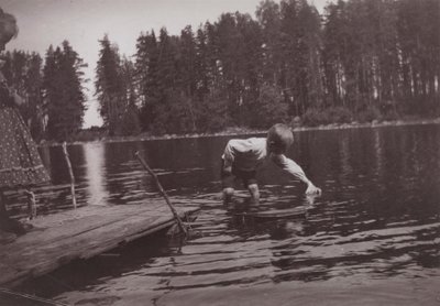 Barn flyter på en lekbåt på Niemenlauta av Hugo Simberg