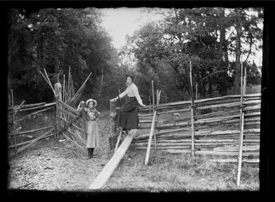 Lilli och Elsa Simberg på verandan vid Niskapohja-vägen av Hugo Simberg