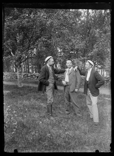 Paul och Hugo Simberg samt Einar Relander i Niemenlautka Park av Hugo Simberg