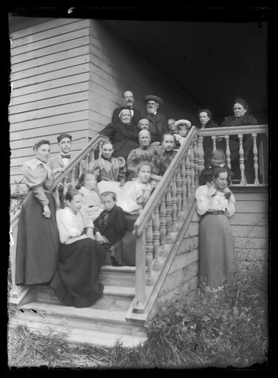Gruppfoto på trappan till Vita villan av Hugo Simberg