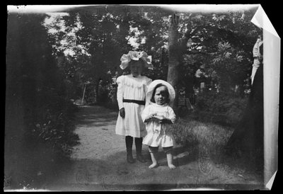Förmodligen en flicka från familjen Gadd och Tom Simberg av Hugo Simberg