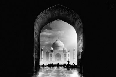 Den majestätiska porten till Taj Mahal av Hussain Buhligaha