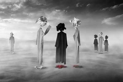Surrealistiska ökenfigurer av Hussain Buhligaha
