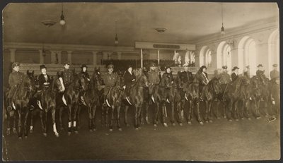 Ridtävling på Milchailovsky Manege (ridskola) S:t Petersburg: damernas omgång. av Iakob Vladimirovich Shteinberg