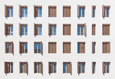 Geometrisk fönsterfasad av Igor Bakotic