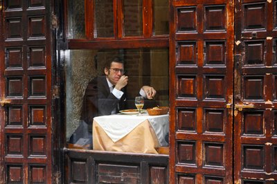 Fönstret till kaféet ”Pensive Man” av Igor Shrayer