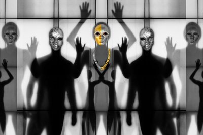 Surrealistiska maskerade figurer av Igor Shrayer