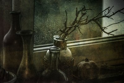 Stämningsfulla stilleben med flaskor av Igor Tokarev