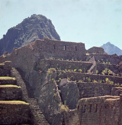 Ruiner av terrassbyggnader i citadellet vid Machu Picchu av Incan
