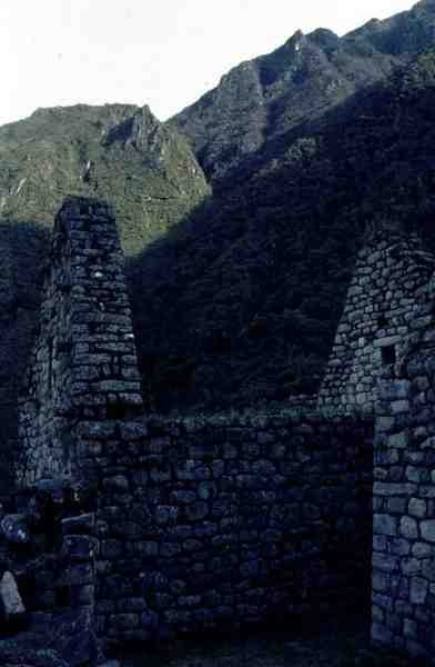 Förstört hus från citadellet vid Machu Picchu (foto) av Incan Incan