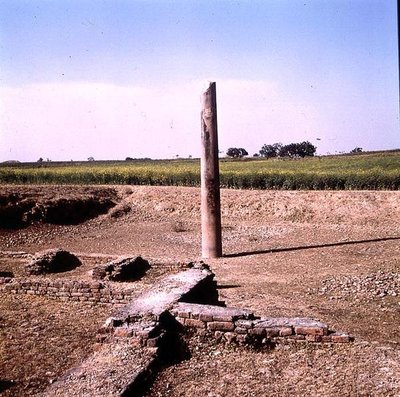 Kejsar Ashokas pelare (ca 264-223 f.Kr.) Mauryan (foto) (se även 162926) av Indian