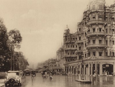 Esplanade Mansions och Government Place East med utsikt över Old Court House Street (svartvitt foto) av Indian photographer