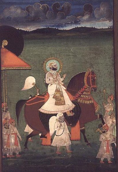 AS10 Album 43 nr.4514 Kat.nr. 514 iii Rana Sarup Singh (1842-61) från Mewar rider på en fux hingst, hans hållare till fots bär solskydd och kungliga utrustning, Udaipur, ca 1855 av Indian School