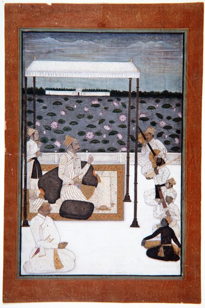 En adelsman lyssnar på musik under ett tak på en terrass vid en sjö, ca 1680 (ogenomskinlig wc & guld på papper) av Indian School