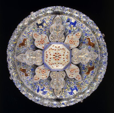 En indisk sötköttsrätt av silver och infälld jade, föreställande lejon och elefanter mitt i tätt lövverk, tidigt 1800-tal av Indian School