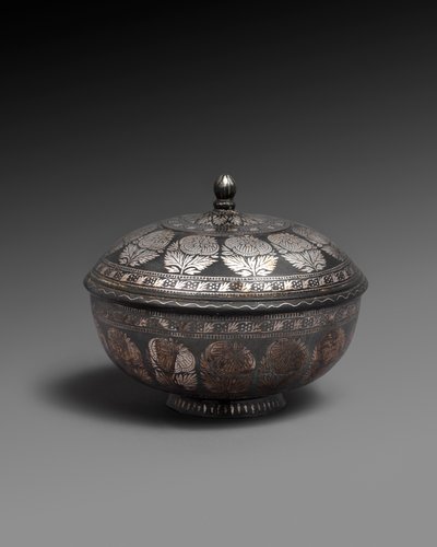 Skål och lock av metallegering inlagt med silver, var och en med ett band av naturalistiska blommor, 1700-1899 av Indian School