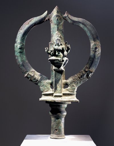 Trident i brons med figur av Mariyammai, smittkoppornas gudinna, som bars i processioner under epidemier, indisk civilisation. av Indian School