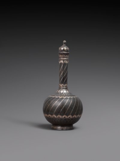 Kolv och lock och stativ, eller fat av metallegering inlagd med silver, 1700-99 av Indian School