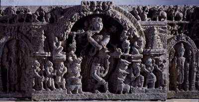 Hinduism: "" Krishna eller Venugopala, mästare på flöjtkor""" Svart stenskulptur, central del (Krishna som Venugopala) 1100-talet (1100-talet) från Halebidu, Mysore - Calcutta, indiskt museum av Indian School