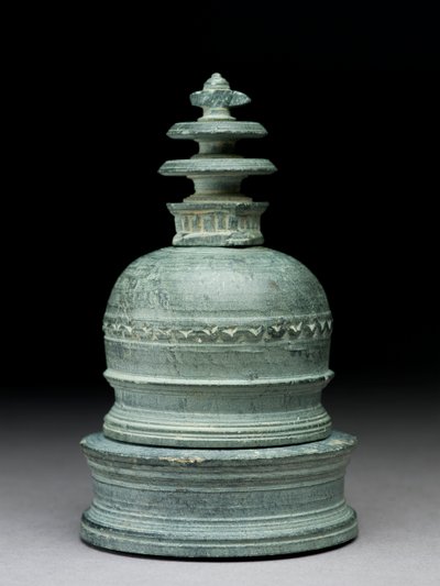 Relikvieskrin i form av en stupa (grön skiffer) av Indian School