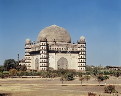 Utsikt över Gol Gumbaz, mausoleet till Mohammed Adil Shah II (1627-57) byggt 1659 av Indian School