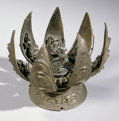 Vishnu med lotusblomma omgiven av sina inkarnationer på de gångjärnsförsedda kronbladen, östra Indien, ca 1200 (brons) av Indian School