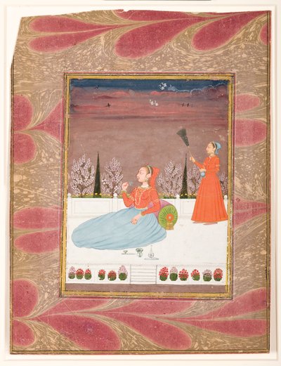 Kvinna sittande på en terrass med en skötare med en chauri, ca 1735 (ogenomskinlig wc & guld på papper) av Indian School