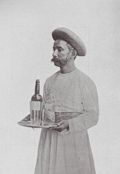 Bombay / Mumbai: The Table-boy (svartvitt foto) av Indian photographer