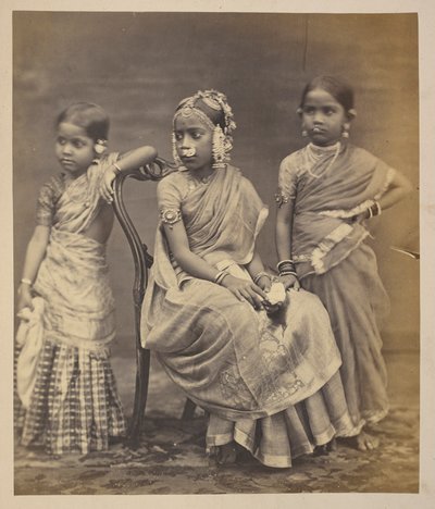 Grupp barn från Madras, visar sätt att bära smycken, ca 1870 (sepiafoto) av Indian photographer
