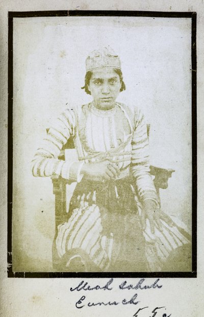 [Porträtt av] Meah Sahub, Eunuch, ca 1856-57 (s/v foto) av Indian photographer