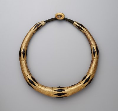 Mans halsband (kalabubu) av Indonesian School
