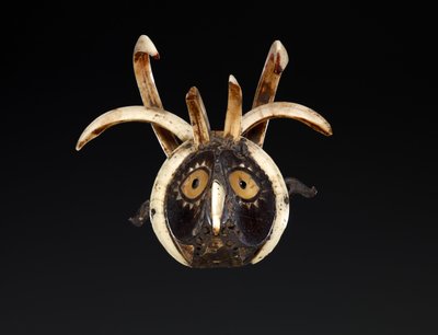 Munmask som troligen föreställer huvudet på en tupp (trä, vildsvinsbetar, musselskal, pärlemor, buffelhorn, hartsartat material och pigment) av Indonesian School